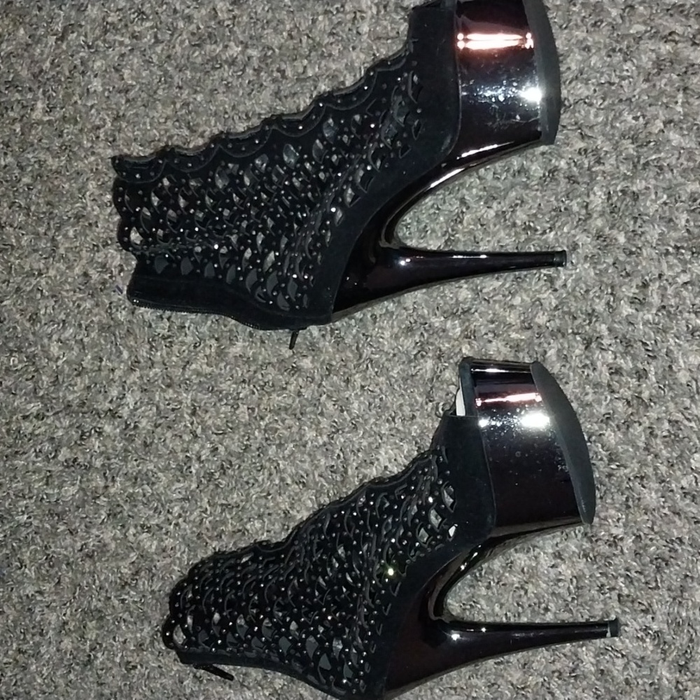 High heels black shoes